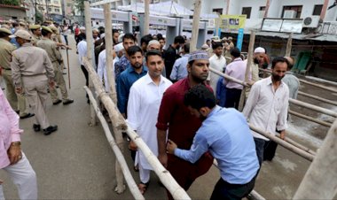 Cammu Keşmirliler bayram namazına Hint askerleri eşliğinde gitti