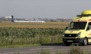 Rusya'da kuş sürüsüne çarpan yolcu uçağı tarlaya acil iniş yaptı