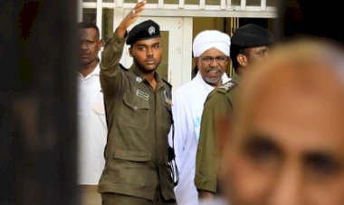 Sudan'ın devrik lideri Beşir hakim karşısında