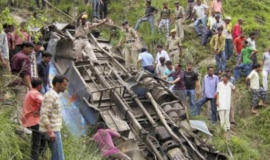 Cammu Keşmir'de otobüs kazası: 7 ölü