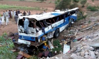 Pakistan'da otobüs uçuruma yuvarlandı: 24 ölü