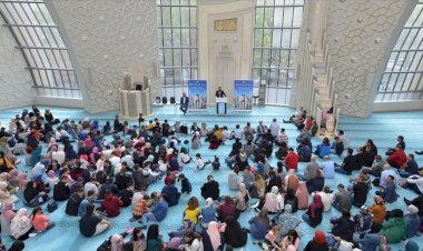 Almanya'da Müslüman öğrenciler camide dua ederek okula başladı