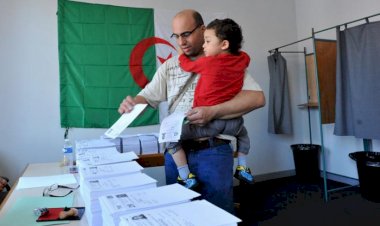 Tunus'ta seçimin ikinci turu 'Anayasa Profesörü ve tutuklu medya patronunun'