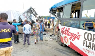 Nijerya'da otobüsle kamyonet çarpıştı: 3'ü çocuk 16 ölü