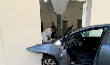 Fransa'da camiye araçlı saldırı