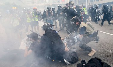 Hong Kong polisinden protestoculara biber gazıyla müdahale