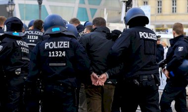 Almanya'da camilere tehdit mektubu gönderen aşırı sağcılara operasyon