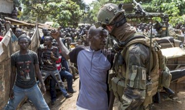 Mali'de Batılı güçlerin askeri üslerini halk protesto ediyor