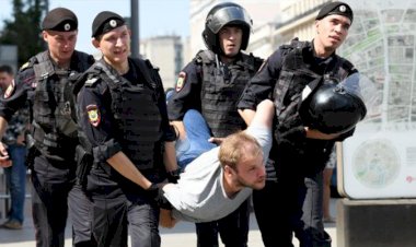 Rusya'da muhaliflere polis baskını