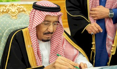 Suudi Arabistan'da iki bakan görevden alındı