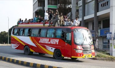 Pakistan'da göstericiler İslamabad'a doğru yola çıktı