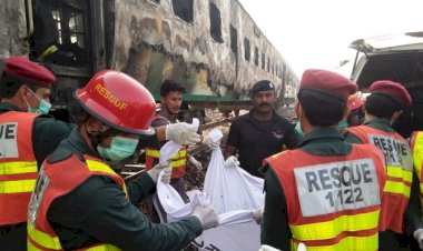 Pakistan'da yolcu treni alev aldı: 73 ölü