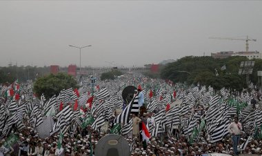 Pakistan'da muhalefet toplu istifayı tartışıyor