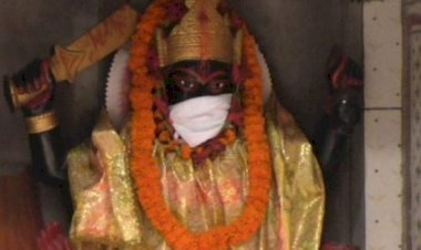 Hindistan'da 'ilahlarına' hava kirliliğinden koruyucu maske