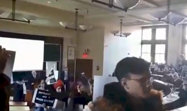 İşgalci İsrail'in New York Başkonsolosu'nun konferansında öğrenciler salonu terk etti