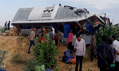 Hindistan'da otobüs ile kamyonun çarpıştığı kazada 14 kişi öldü