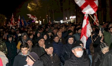 Gürcistan'da göstericiler parlamento binasını yeniden kuşattı