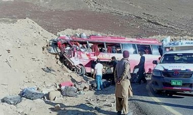 Pakistan'da askeri personeli taşıyan otobüs kaza yaptı: 9 ölü