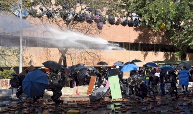 Hong Kong'da polis kuşatma altındaki üniversite kampüsüne girdi