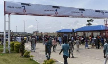 Gana, Nijeryalılara ait yaklaşık bin iş yerini kapattı