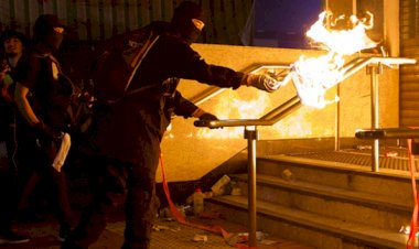 Hong Kong’da devlet binaları ateşe verildi