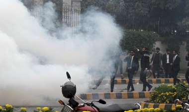 Pakistan'da avukatlar hastaneyi bastı, bakana saldırdı