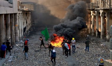 Irak'ın Zikar vilayetinde göstericiler parti binalarını yaktı