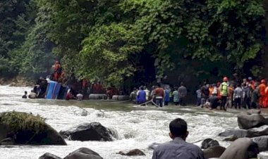 Endonezya'da yolcu otobüsü nehre yuvarlandı: 25 ölü