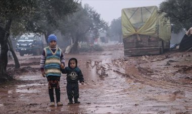 İdlib'den kaçan Suriyeliler zorlu kış şartlarında yaşam mücadelesi veriyor