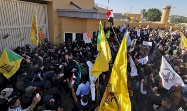 Bağdatlılar ABD Büyükelçiliği binasını bastı