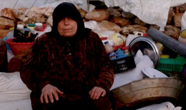 Evsiz kalan İdlibli anneanne 'ölümü uçak sesine tercih ediyor'