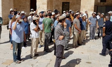 Fanatik Yahudilerden Mescid-i Aksa'ya baskın