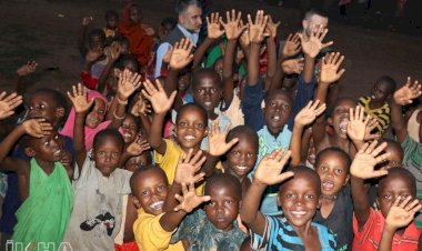 Avrupa Yetim Eli yetimlerin yüzünü güldürmek için Kenya'da