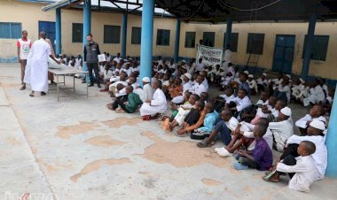 Avrupa Yetim Eli Kenyalı yetim öğrencilere giyim yardımında bulundu