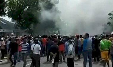 Endonezya: Koronavirüs eyleminde göstericilerle polis arasında çatışma