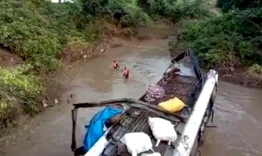 Hindistan'da otobüs nehre düştü: 25 ölü