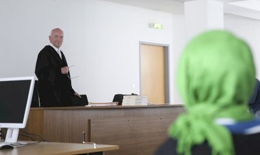 Almanya'da mahkeme, stajyer avukatın başörtüsü yasağına itirazını reddetti