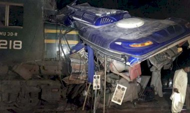 Pakistan'da tren ve otobüs çarpıştı: 18 ölü, 55 yaralı