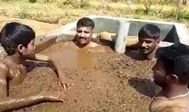 Hindular Koronavirüse karşı çareyi layık oldukları inek dışkısı ile duşta buldu