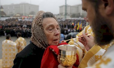 Romanya’da cemaati kutsarken aynı kaşığı kullanan rahiplere tepki