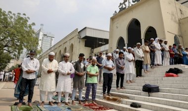 Bangladeş'teki Camilerde koronavirüs önlemi