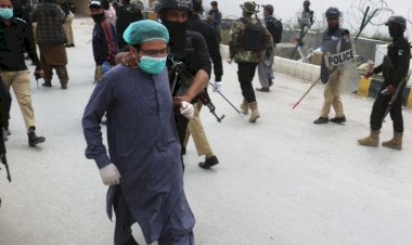 Pakistanlı doktorların virüsten korunma taleplerine sert müdahale