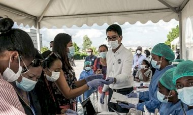 Madagaskar Devlet Başkanı: Koronavirüsü tedavi eden bitkisel ilaçla tüm dünyanın tarihini değiştireceğiz