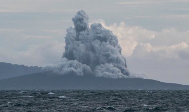 Endonezya'da Anak Krakatau Yanardağı patladı