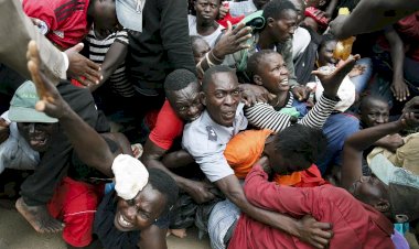 Nairobi'de koronavirüs yardımı sırasında açlığın ve yoksulluğun izdihamı yaşandı