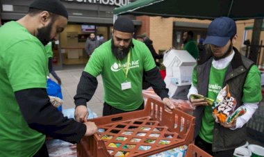 İngiltere'deki Müslümanlar koronavirüsle mücadele için seferber oldu