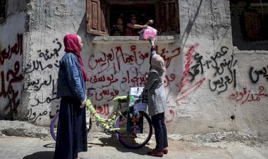 Gazzeliler karantina günlerinde bisikletle çocuklara kitap götürüyor